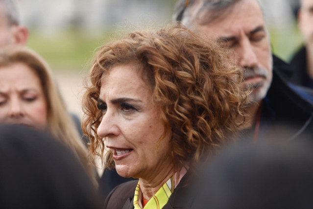 La vicepresidenta primera del Gobierno y ministra de Hacienda, María Jesús Montero (c), durante la atención a los medios. A 17 de enero de 2025, en Málaga (Andalucía, España). La vicepresidenta primera del Gobierno y ministra de Hacienda, María Jesús Mont