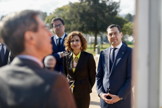 La vicepresidenta primera del Gobierno y ministra de Hacienda, María Jesús Montero, y el presidente de la Junta de Andalucía, Juanma Moreno, coinciden en el acto de firma de un convenio relacionado con la implantación del IMEC en Málaga