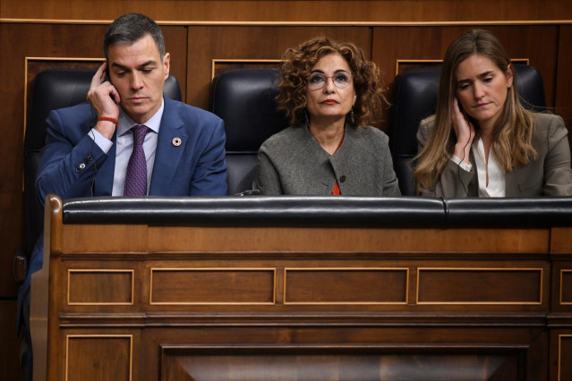 Archivo - (I-D) El presidente del Gobierno, Pedro Sánchez; la vicepresidenta primera y ministra de Hacienda, María Jesús Montero y la vicepresidenta tercera y ministra para la Transición Ecológica y el Reto Demográfico, Sara Aagesen.