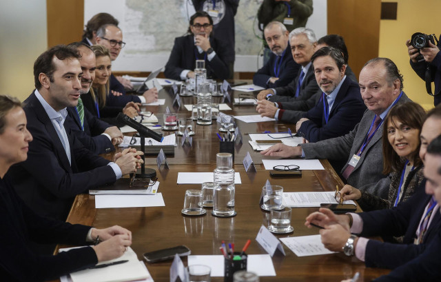 El ministro de Economía, Comercio y Empresa, Carlos Cuerpo(i), durante una jornada de trabajo donde se reúne con asociaciones de empresarios, comerciantes e industria para hacer seguimiento de la situación económica tras la dana