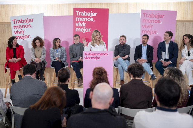 La vicepresidenta segunda, Yolanda Díaz, interviene durante una cumbre de Sumar junto a ministros y diferentes portavoces que integran la coalición para reivindicar la reducción de la jornada laboral, a 17 de enero de 2025, en Madrid (España).