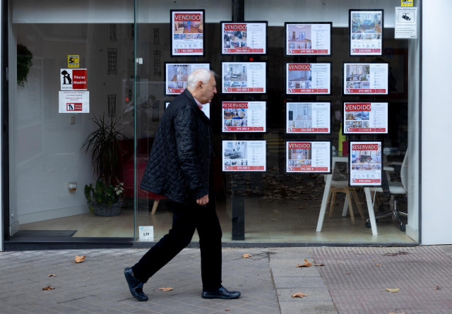 Anuncios en una inmobiliaria, a 9 de enero de 2024, en Madrid (España).