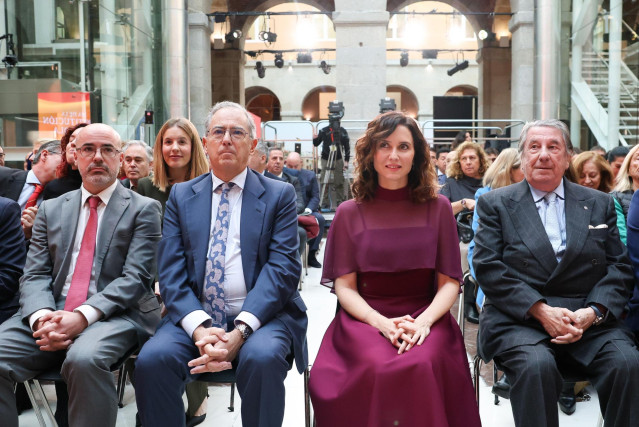 Archivo - La presidenta de la Comunidad de Madrid, Isabel Díaz Ayuso (2d); el delegado del Gobierno en la Comunidad de Madrid, Francisco Martín (1i), y el presidente de la Asamblea de Madrid, Enrique Ossorio (2i), durante el acto conmemorativo de celebrac