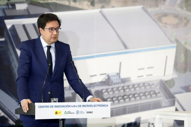 El ministro para la Transformación Digital y de la Función Pública, Óscar López, en la firma de un convenio entre la Junta y la Sociedad Española para la Transformación Tecnológica (SETT EPE) para el desarrollo del IMEC en Málaga.