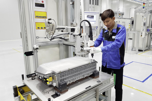 Archivo - Daimler invierte más de 100 millones en nueva fábrica de baterías en Tailandia