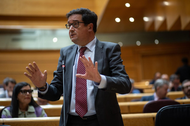 Archivo - El ministro para la Transformación Digital y de la Función Pública, Óscar López, durante una sesión de control de Gobierno en el Senado, a 24 de septiembre de 2024, en Madrid (España).