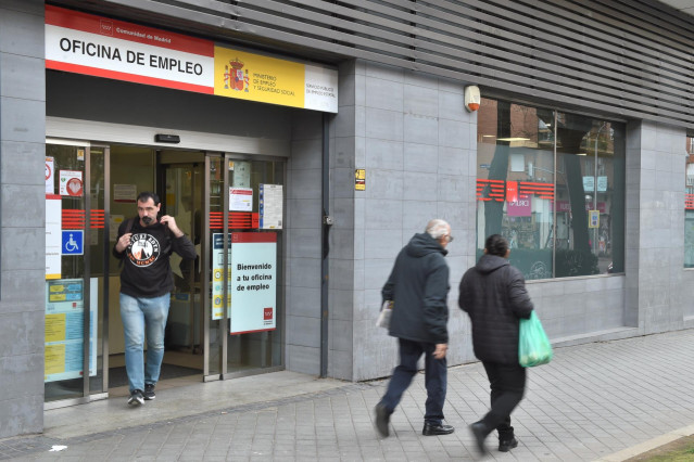 Archivo - Varias personas en la puerta de una oficina del Sepe.