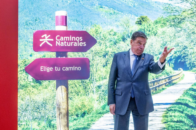 Archivo - El ministro de Agricultura, Pesca y Alimentación, Luis Planas, durante la presentación de la campaña de promoción de la red Caminos Naturales de España, en el estand del Ministerio de Agricultura, Pesca y Alimentación de Fitur