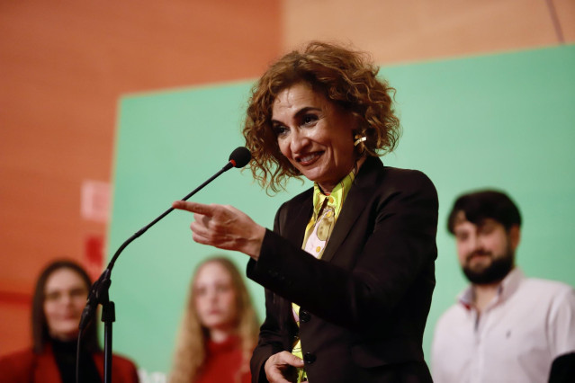 La vicesecretaria general del PSOE y precandidata a la Secretaría General del PSOE de Andalucía, María Jesús Montero, mantiene un encuentro con la militancia socialista de la provincia en Estación de Cártama, a 17 de enero de 2025, en Málaga (Andalucía, E