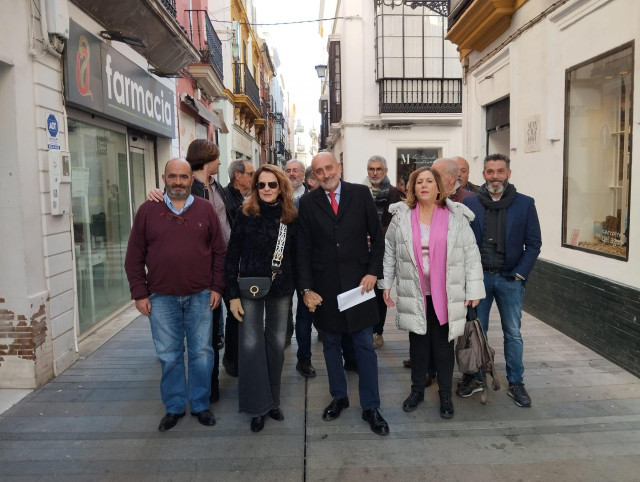 El catedrático de la Universidad de Sevilla Luis Ángel Hierro acude a la sede regional del PSOE-A en Sevilla para retirar su precandidatura a la Secretaría General.