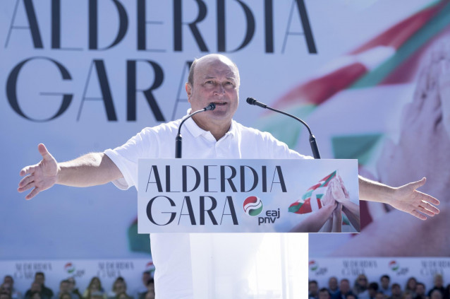 Archivo - El presidente del PNV, Andoni Ortuzar, durante la celebración del Alderdi Eguna, en las campas de Foronda, a 29 de septiembre de 2024, en Vitoria-Gasteiz, Álava