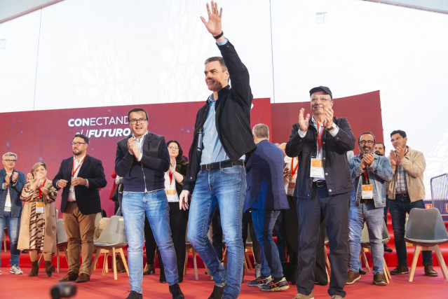 Archivo - El secretario general del PSOE de Extremadura, Miguel Ángel Gallardo, el secretario general del PSOE y presidente del Gobierno, Pedro Sánchez, y el exsecretario general del PSOE de Extremadura Guillermo Fernández Vara, en el Congreso del PSOE de