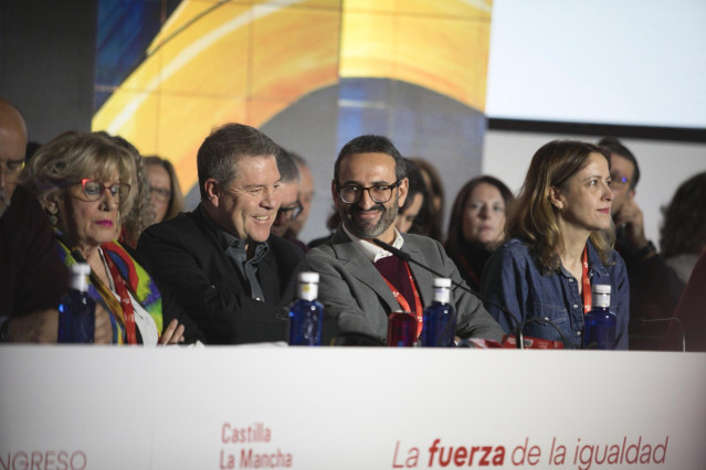 El secretario general del PSOE Castilla-La Mancha y presidente de la Junta de Castilla-La Mancha, Emiliano García-Page (2i), y el secretario de Organización del PSOE de Castilla-La Mancha, Sergio Gutiérrez (2d), durante la inauguración del 13º Congreso de