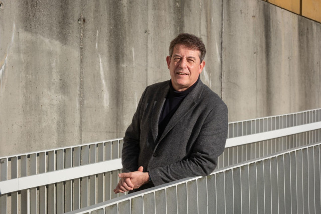 El secretario general del PSOE de Galicia, José Ramón Besteiro, posa tras una entrevista para Europa Press, a 17 de enero de 2025, en Santiago de Compostela, A Coruña, Galicia (España). Besteiro es secretario general del PSdeG desde el 2013 y diputado en