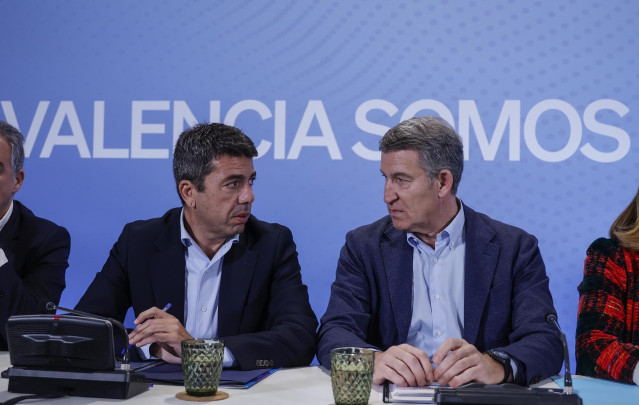 El presidente de la Generalitat Valenciana y del PPCV, Carlos Mazón (i) y el presidente del Partido Popular, Alberto Núñez Feijóo (d), durante un encuentro de trabajo con alcaldes y cargos del PP de Valencia en el Hotel Turia, a 9 de enero de 2025, en Val