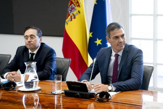 Archivo - El ministro de Asuntos Exteriores y Unión Europea, José Manuel Albares (i) y el presidente del Gobierno, Pedro Sánchez (d),