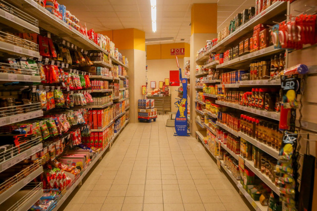 Archivo - Un pasillo de un supermercado de Madrid (España)