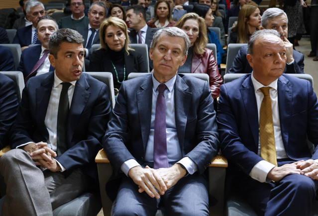 El presidente del Partido Popular, Alberto Núñez Feijóo, el president de la Comunidad Valenciana, Carlos Mazón, y el presidente de la CEV, Salvador Navarro, durante un encuentro empresarial, en la sede de la CEV, a 20 de enero de 2025, en Valencia, Comuni