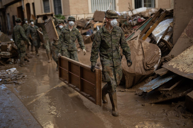 Archivo - Militares trabajan en la limpieza de una de las zonas afectadas por la DANA, a 8 de noviembre de 2024, en Paiporta, Valencia, Comunidad Valenciana (España).