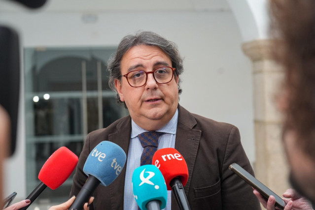 El presidente del Grupo Parlamentario Socialista, José María Vergeles, atiende a los medios