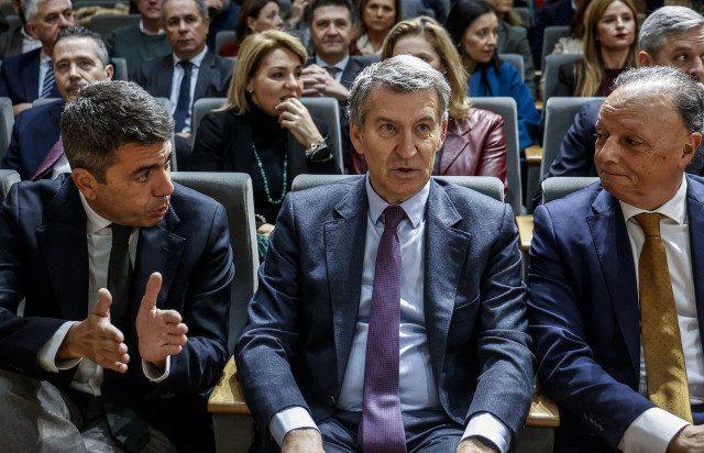 El presidente del Partido Popular, Alberto Núñez Feijóo, el president de la Comunidad Valenciana, Carlos Mazón, y el presidente de la CEV, Salvador Navarro, durante un encuentro empresarial, en la sede de la CEV, a 20 de enero de 2025, en Valencia, Comuni