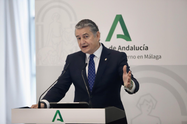 El consejero de la Presidencia, Interior, Diálogo Social y Simplificación Administrativa, Antonio Sanz,  interviene en el acto antes de presidir la reunión de trabajo. A 20 de enero de 2025 en Málaga, Andalucía (España). El consejero de la Presidencia, In