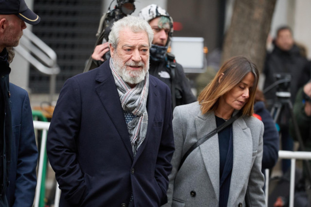 El jefe de gabinete de la presidenta de la Comunidad de Madrid, Isabel Díaz Ayuso, Miguel Ángel Rodríguez (c), a su llegada a declarar al Tribunal Supremo