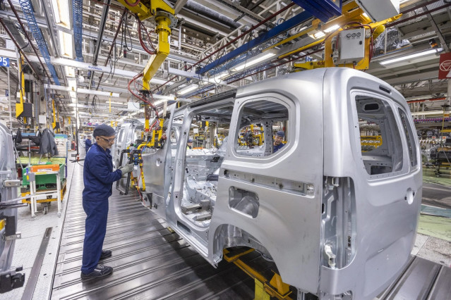 Archivo - El superávit comercial del automóvil creció hasta noviembre de 2024, un 0,59%, con 8.121,1 millones.