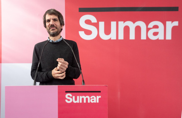 Archivo - El portavoz de Sumar y ministro de Cultura, Ernest Urtasun, durante una rueda de prensa, en el Espacio Rastro, a 9 de diciembre de 2024, en Madrid (España).