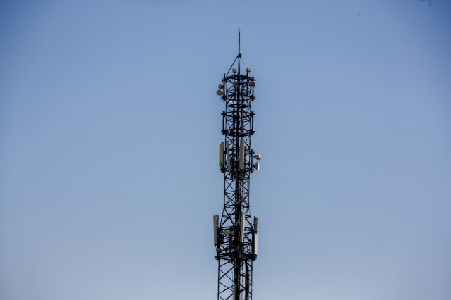 Archivo - Imagen de una antena de telefonía en la ciudad de Madrid.