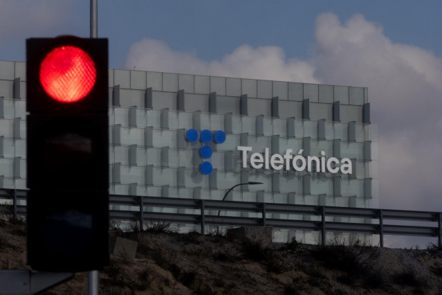 Archivo - Fachada de la sede de Telefónica, a 7 de noviembre de 2024, en Madrid (España). Telefónica registró un beneficio neto atribuido de 989 millones de euros en los tres primeros trimestres del ejercicio, un 21,7% menos en comparación con los 1.262 m