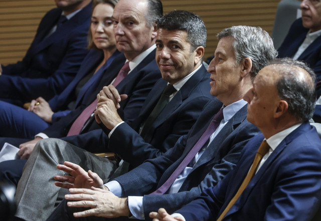 El presidente del Partido Popular, Alberto Núñez Feijóo, el president de la Comunidad Valenciana, Carlos Mazón, y el presidente de la CEV, Salvador Navarro, durante un encuentro empresarial, en la sede de la CEV