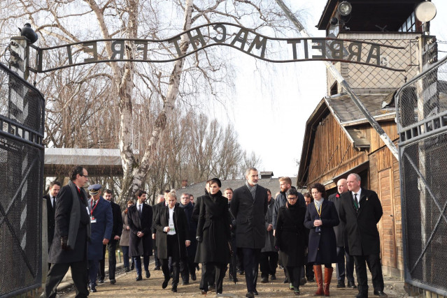 Archivo - Los Reyes Felipe y Letizia y la entonces ministra de Asuntos Exteriores, Unión  Europea y Cooperación, Arancha González Laya, tras la ceremonia de conmemoración del 75º aniversario de la liberación del campo de concentración de Auschwitz