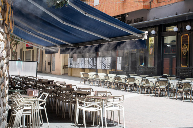 Archivo - La terraza de un bar de la calle Caldereros.