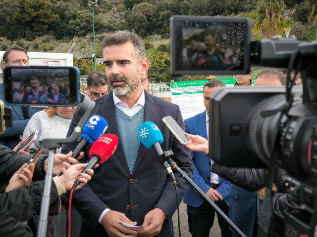 El consejero de Agricultura, Pesca, Agua y Desarrollo Rural, Ramón Fernández-Pacheco, atiende a los medios.