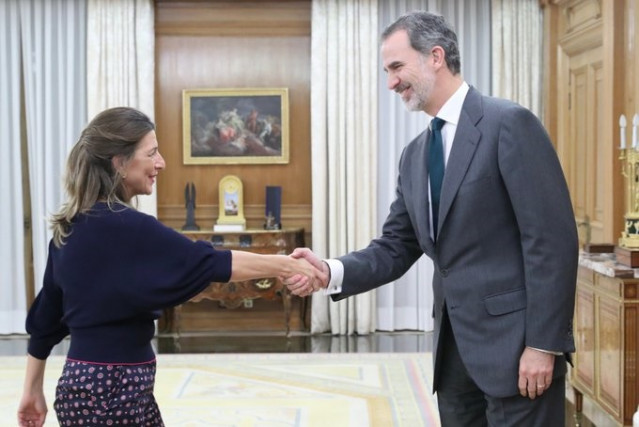 Archivo - El Rey Felipe VI, en una foto de archivo con Yolanda Díaz, líder de Sumar