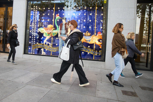 Archivo - Varias mujeres caminan frente a la tienda de Louis Vuitton, en Madrid (España)