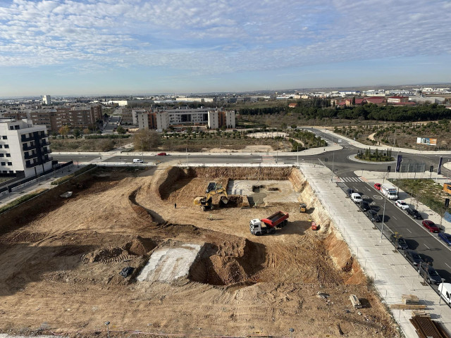 Imagen aérea del suelo sobre el que ya se está construyendo la promoción Korys de Aedas Homes en Las Sedas, Alcalá de Henares