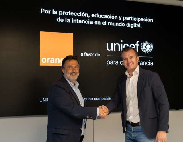 Archivo - De izquierda a derecha: el director ejecutivo de Unicef España, José María Vera, y el consejero delegado de MasOrange, Meinrad Spenger.