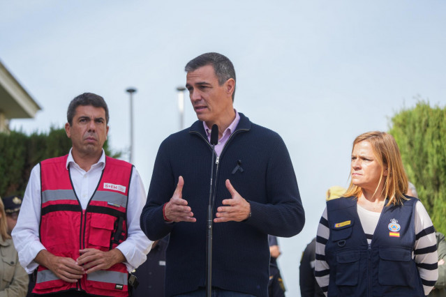 Archivo - El presidente del Gobierno, Pedro Sánchez, junto a Bernabé y Mazón en imagen de archivo