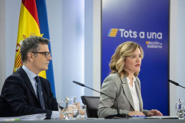 El ministro de la Presidencia, Justicia y Relaciones con las Cortes, Félix Bolaños, y la ministra de Educación, Formación Profesional y Deportes, Pilar Alegría, durante una rueda de prensa tras el Consejo de Ministros, en el Palacio de la Moncloa, a 21 de