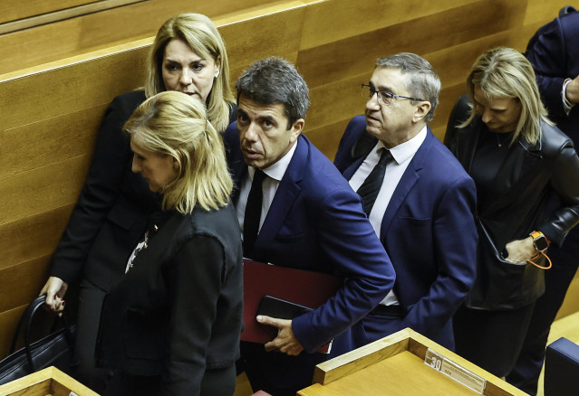Archivo - El presidente de la Generalitat Valenciana, Carlos Mazón (c), a su salida de una sesión plenaria, en Les Corts Valencianes