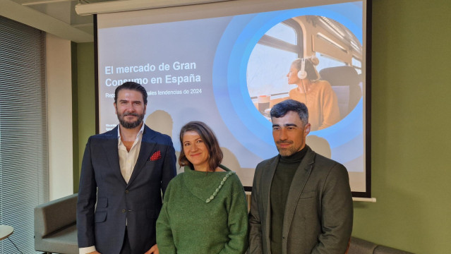 Patricia Daimiel, directora para Iberia; Ricardo Alcón, Client Development Manager e Ignacio Biedma, Retailer Services Consultant, en la presentación del informe, 21 de enero de 2025 (Madrid).