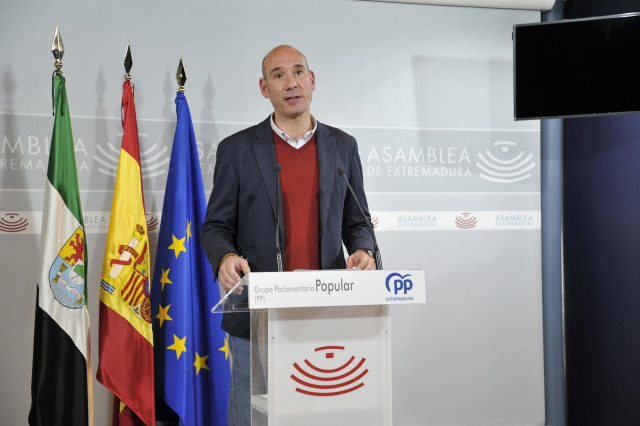El portavoz del Grupo Parlamentario Popular en la Asamblea de Extremadura, José Ángel Sánchez Juliá, en rueda de prensa