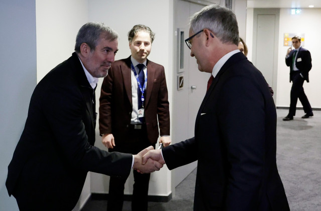 El presidente de Canarias, Fernando Clavijo, con el comisario de Asuntos Internos y Migración de la Comisión Europea (CE), Magnus Brunner