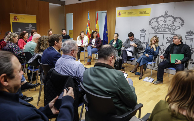 La vicepresidenta segunda del Gobierno y ministra de Trabajo y Economía Social, Yolanda Díaz (2d), y  el secretario de Estado de Trabajo, Joaquín Pérez Rey (3d), durante una reunión con los alcaldes valencianos afectados por la dana