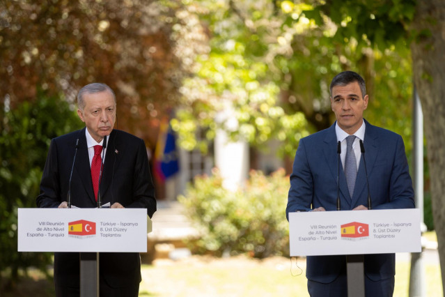 Archivo - El presidente de Gobierno, Pedro Sánchez (d), y el presidente de la República de Turquía, Recep Tayyip Erdogan (i), intervienen durante la VIII RAN, en el complejo de la Moncloa, a 13 de junio de 2024, en Madrid (España).