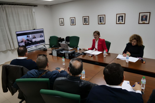 Reunión de la delegada del Gobierno y  la secretaria de Estado de Comercio con los empresarios de Melilla para hablar de la situación de la Cámara de Comercio de Melilla.