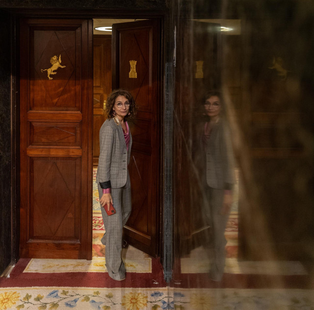 Archivo - La vicepresidenta primera y ministra de hacienda, María Jesús Montero, llega a una sesión plenaria en el Congreso de los Diputados, a 21 de noviembre de 2024, en Madrid (España).