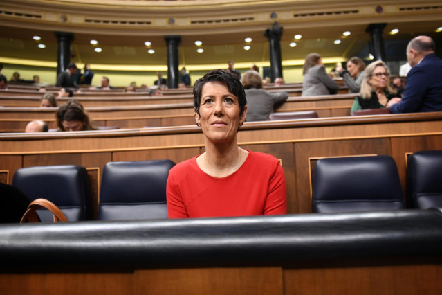 Archivo - La ministra de Inclusión, Seguridad Social y Migraciones, Elma Saiz, durante un pleno en el Congreso de los Diputados, a 13 de noviembre de 2024, en Madrid (España).